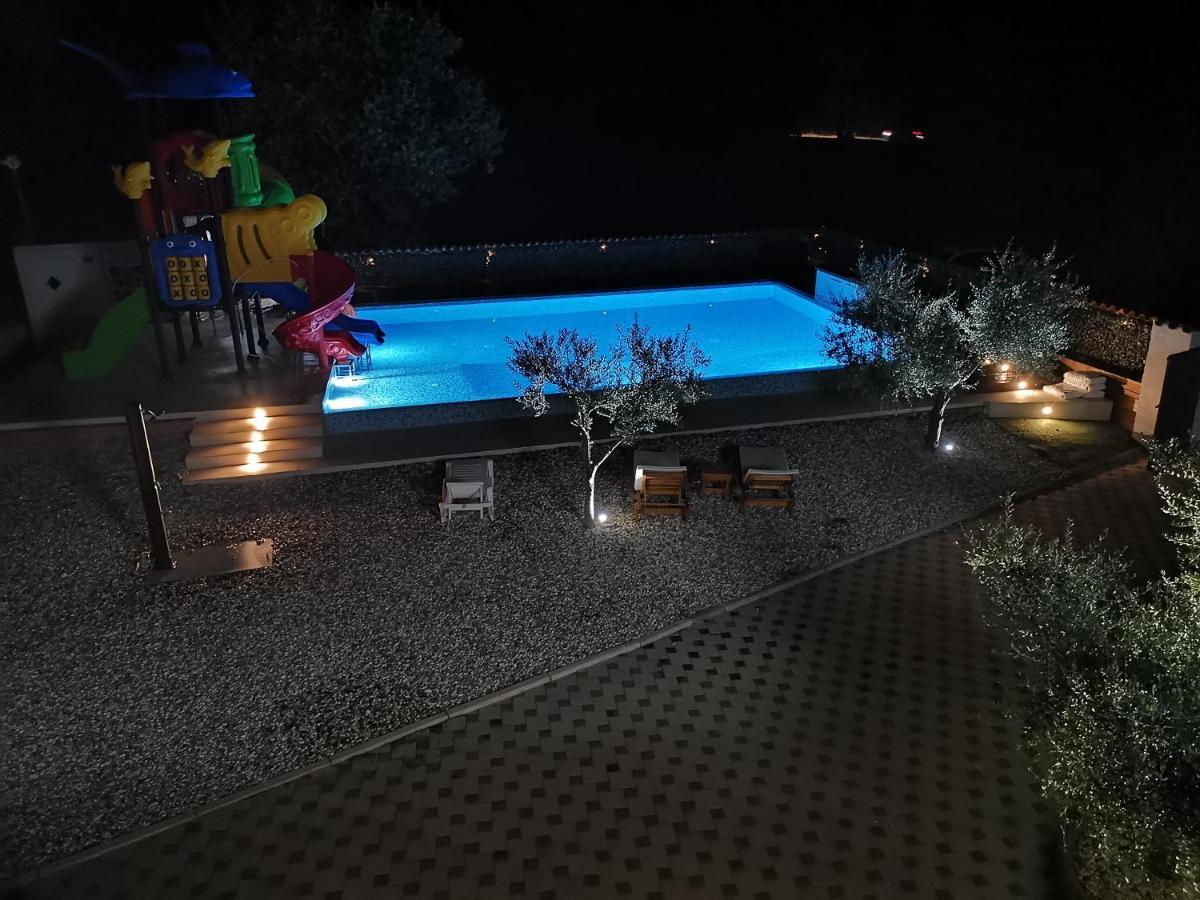 Large Camper In The Olive Grove Hotel Banjole Bagian luar foto