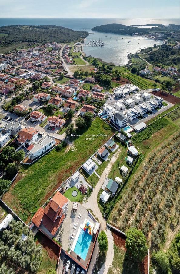 Large Camper In The Olive Grove Hotel Banjole Bagian luar foto